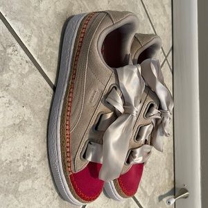 These are Pumas in EUC! white soles! Sooo stylish! They were only worn once.